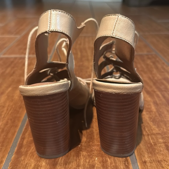 Tan heels - Picture 3 of 4